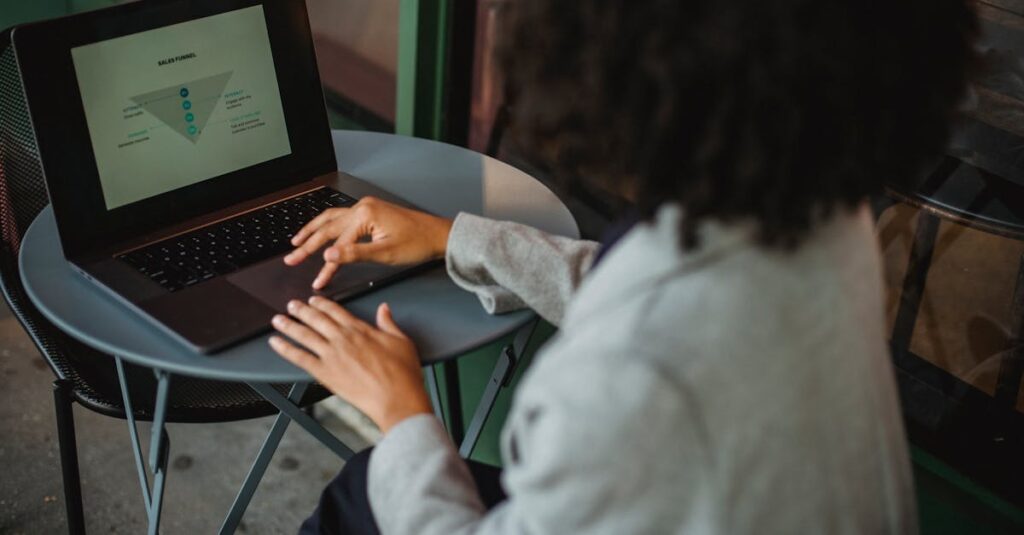 集客記事と収益記事のバランスを解説する図。トラフィックからコンバージョンへの流れを示す。