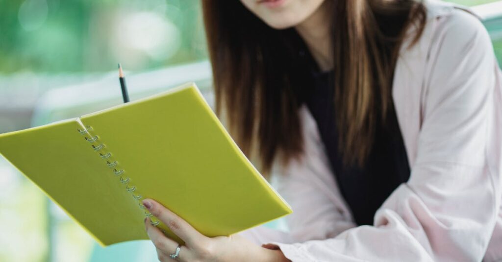 noteで記事を継続的に書き続け、成長していくクリエイターのイメージ