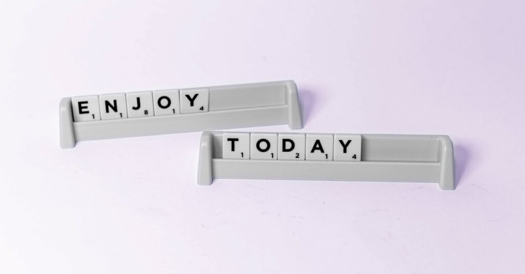 ブログを始める決意を象徴するイメージ。ノートPCとコーヒーを前に一歩を踏み出す初心者の姿