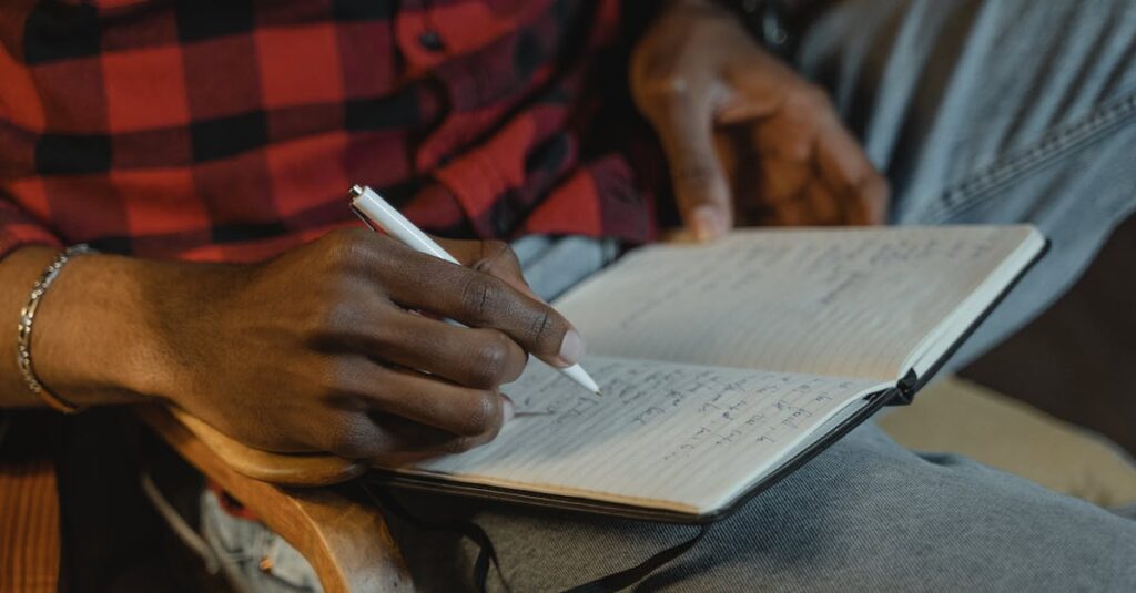 note記事のタイトル案を考えてメモしている人のイメージ