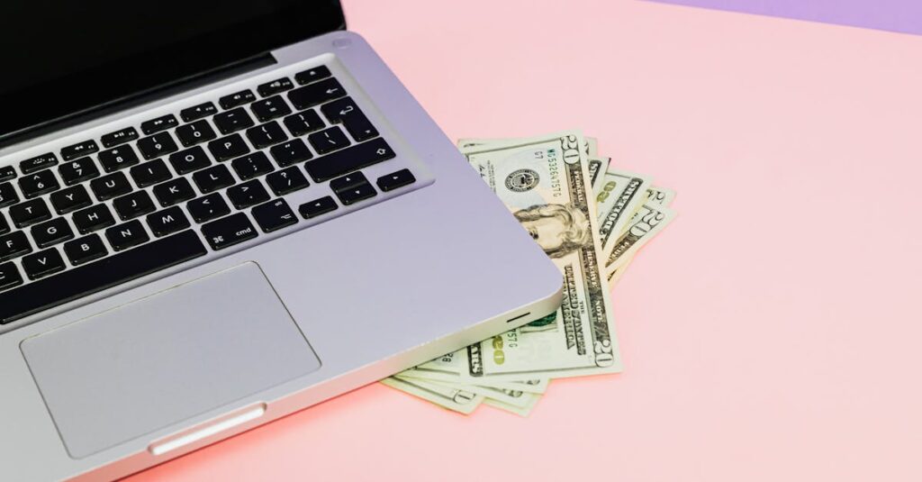 クリック型広告と成果報酬型広告の違いを比較する図：クリック報酬と成果報酬の仕組み