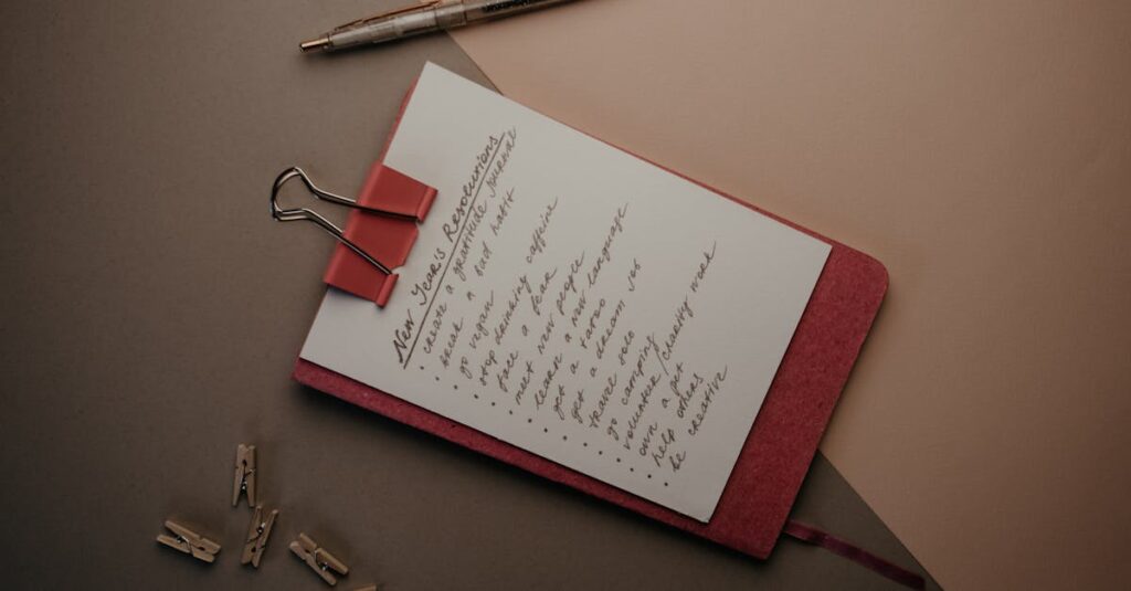 noteを始める目的を考える人のイメージ、ノートに目標を書く様子