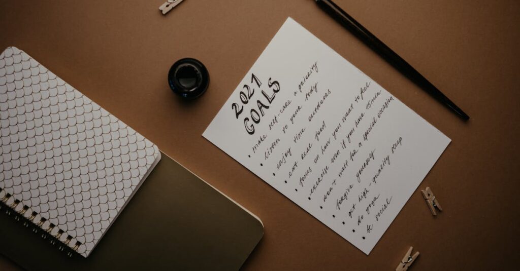 noteを始める目的をノートに書き出して考えている人のイメージ