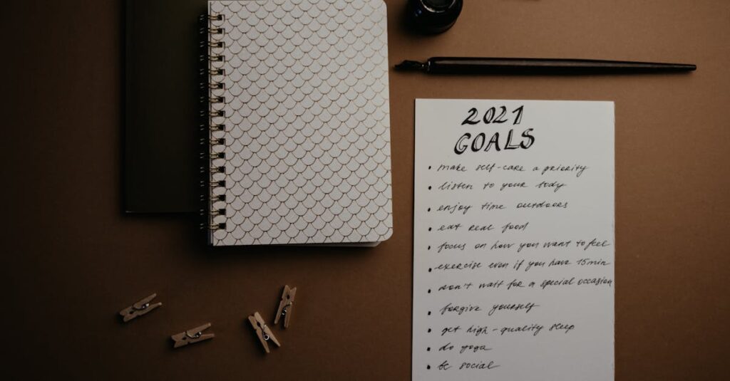 noteを始める目的を考える人のイメージ、ノートに目標を書く様子