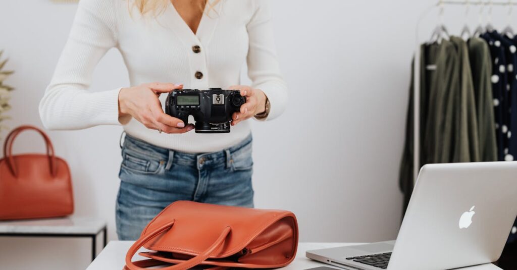 副業ブログで月5万円を達成した人たちのイメージ。パソコンの前で笑顔のブロガー3人が写っている。