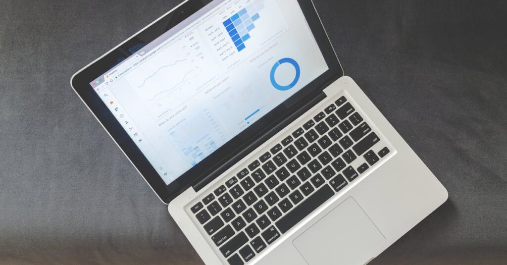 アフィリエイト記事のためにキーワード選定を行うブロガーのイメージ