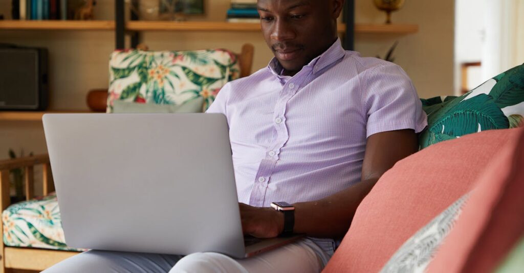 副業ブログの最初の10記事テーマ構成例。体験談・ノウハウ・問題解決・比較記事のバランスを図解。