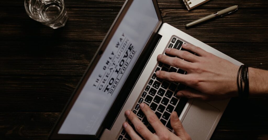 初心者がSEOを意識したブログ構成テンプレートを使って記事を書いている様子のイメージ