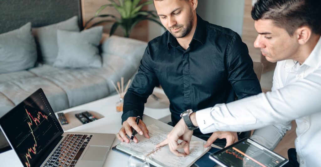 ASP担当者とアフィリエイターが打ち合わせをしているイメージ。特別単価交渉や限定案件の戦略を話し合う様子を表現。