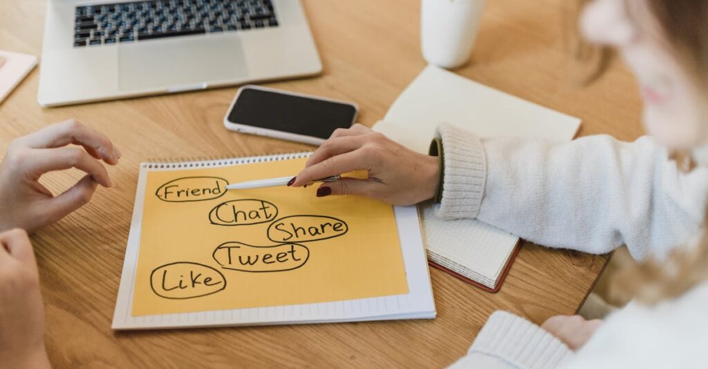 ブログとSNSを連携させて拡散戦略を立てるブロガー。TwitterとInstagramのアイコンが並ぶパソコン画面。