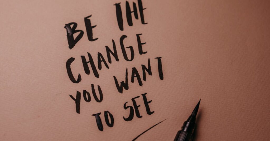 noteで記事を継続的に書き続け、成長していくクリエイターのイメージ