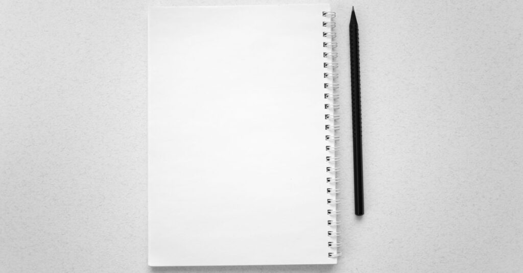 note記事の構成テンプレートを見ながらパソコンで文章を書く様子