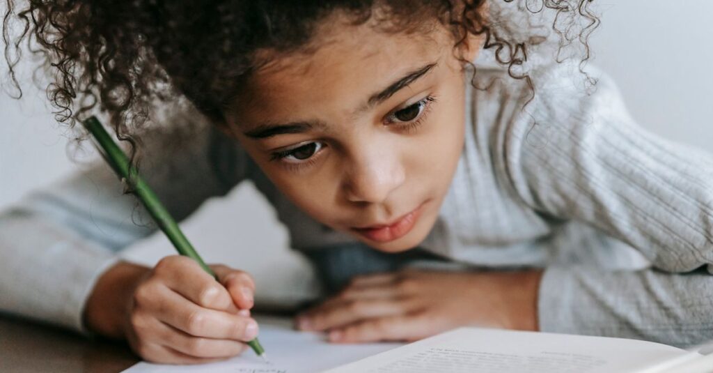 noteで記事を継続的に書き続け、成長していくクリエイターのイメージ