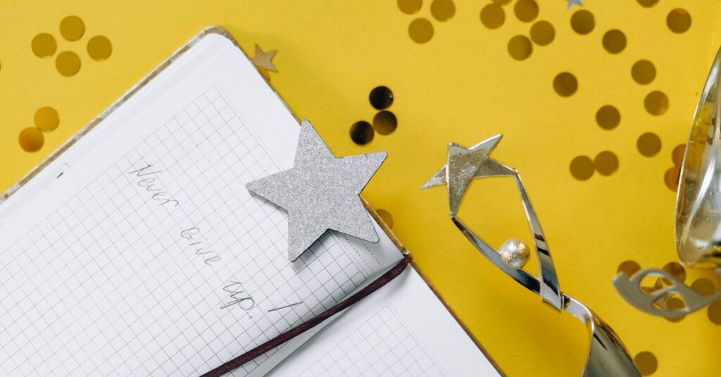 noteを始める目的をノートに書き出して考えている人のイメージ