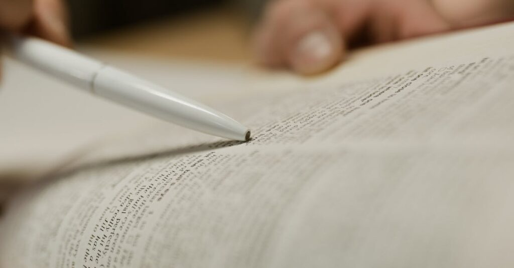 読者のニーズを中心に記事構成を考えるブロガー。パソコン画面にペルソナの情報を表示している。