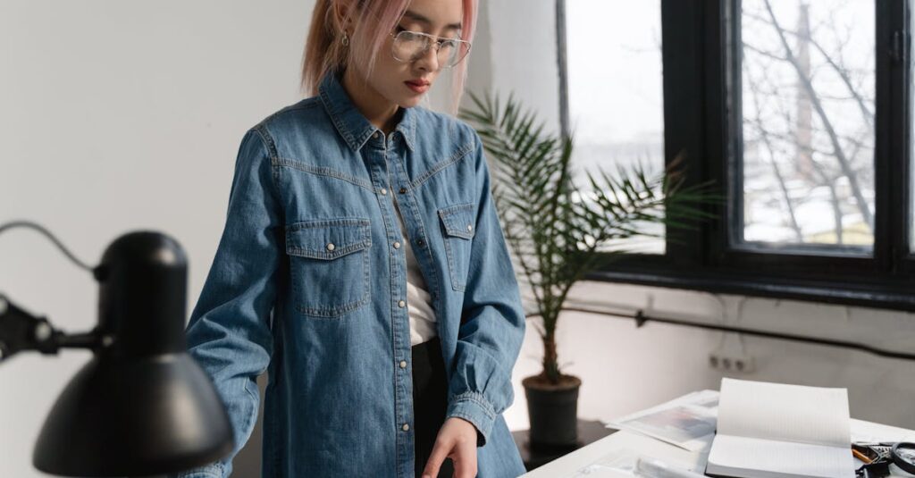 読者視点でブログの構成を組み立てるブロガー。モニターに記事の階層構造が表示されている。