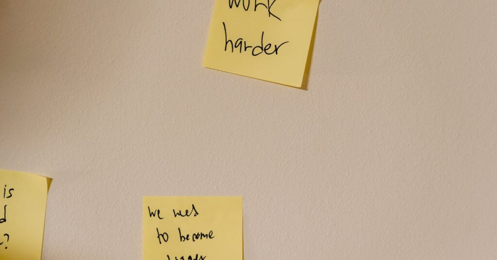 noteの最初の記事テーマを考えている初心者がノートにメモを取っている様子