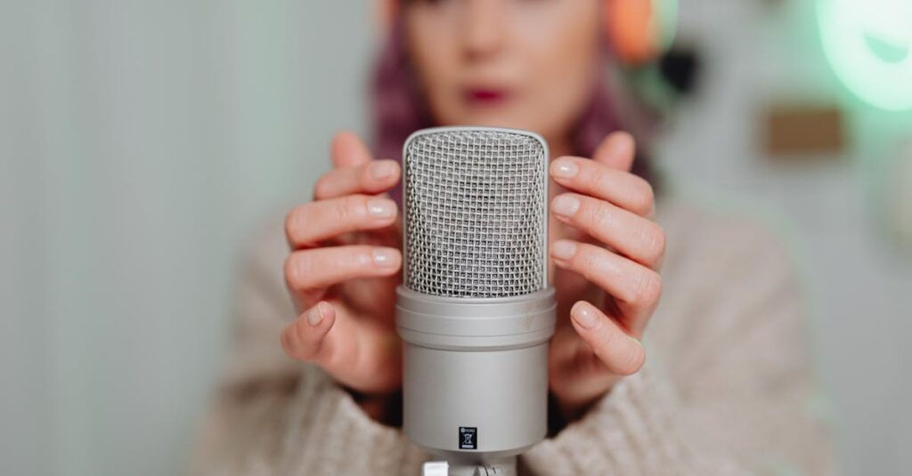 ブログ記事を量より質で改善しているブロガーの様子。チェックリストで内容を精査しているイメージ。