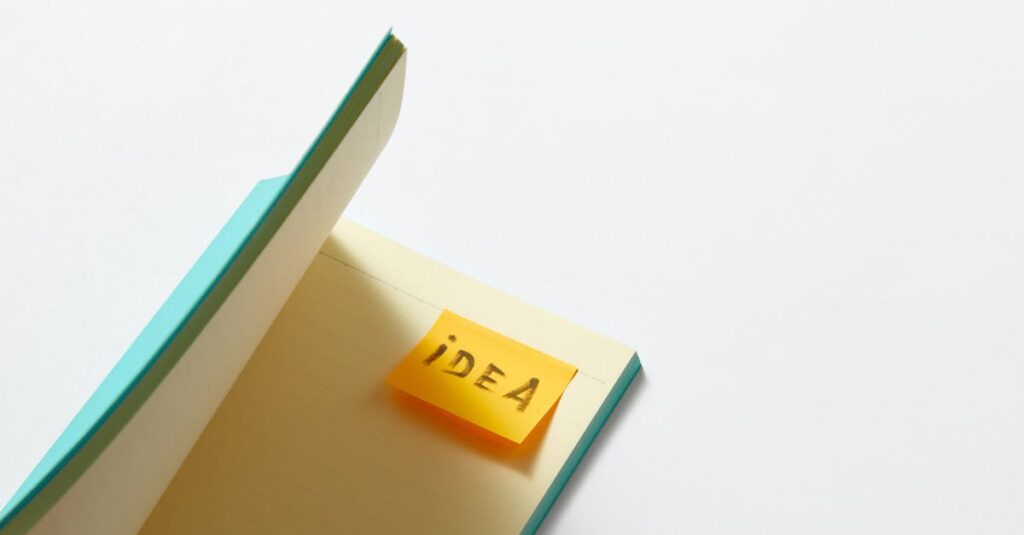 noteでファンを惹きつけるテーマ設定や記事アイデアを考える様子を表すイメージ。