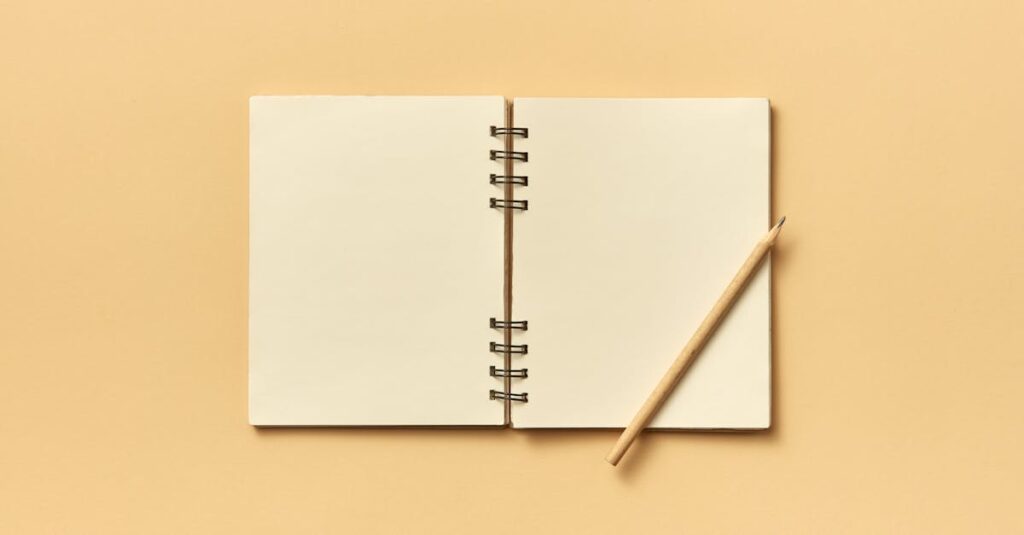 note記事の構成テンプレートを見ながらパソコンで文章を書く様子