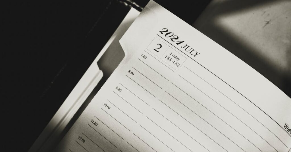 noteを始める目的を考える人のイメージ、ノートに目標を書く様子