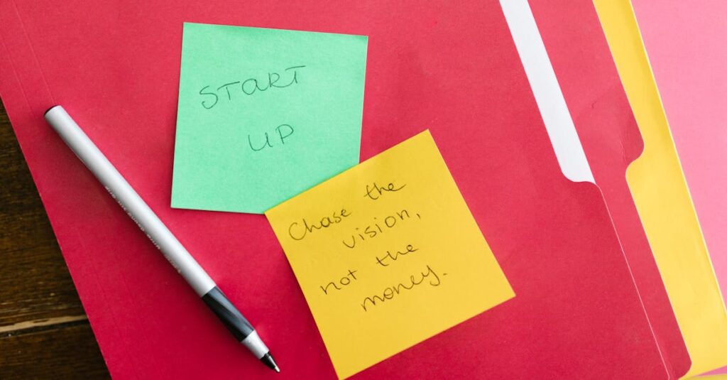 ブログ収益化を達成した人がパソコンの前で喜んでいるシーン。努力が結果につながる成功の瞬間をイメージした画像