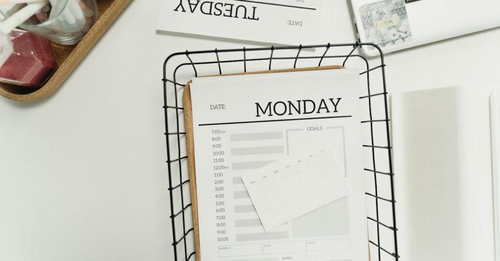 ブログ更新スケジュールを立ててカレンダー管理しているブロガーのイメージ。