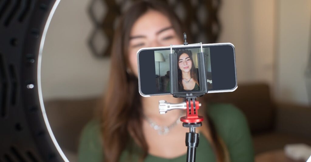 2025年のブログ集客戦略を図で示し、SEOとSNS（X・Instagram・Pinterest）の連携によるアクセス拡大の流れを視覚的に説明した図解