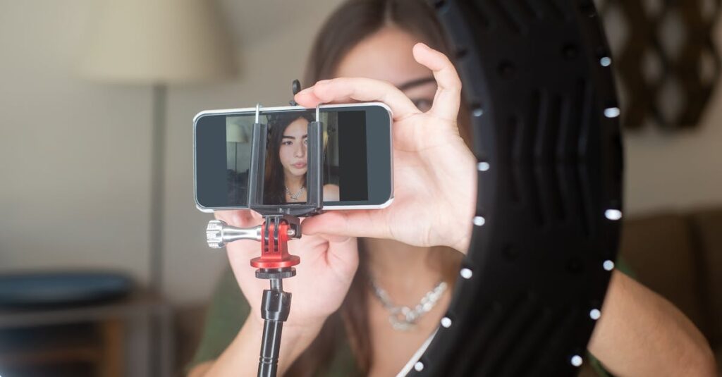 ブログ型アフィリエイトとSNS型アフィリエイトの違いを比較する図。長期安定型と短期拡散型の特徴を整理。