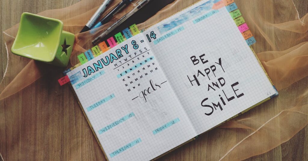 noteを始める目的をノートに書き出して考えている人のイメージ