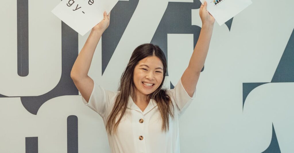 MidjourneyやCanva AIを使ってデザイン販売を行うクリエイターの成功事例を表現したイメージ。