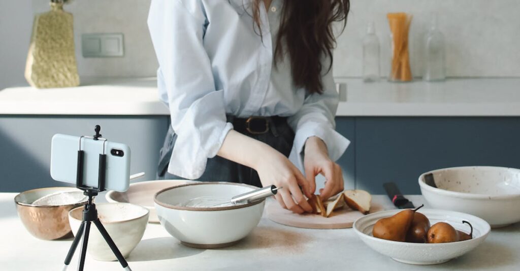 ブログ副業を始める前にノートに計画を書く初心者の姿。目標設定や経験の棚卸しをしている場面。