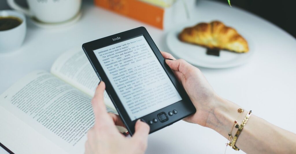 ChatGPTで原稿を作成し、Kindle出版を行う副業の流れを表現したイメージ。