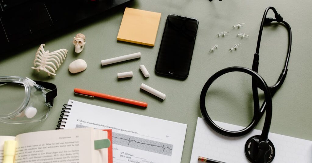 noteの最初の記事テーマを考えている初心者がノートにメモを取っている様子