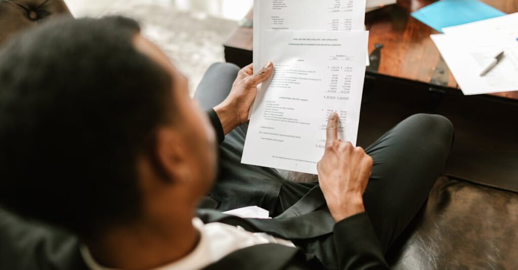 Googleアナリティクスのダッシュボードを見ながらブログ改善点を分析しているブロガー。