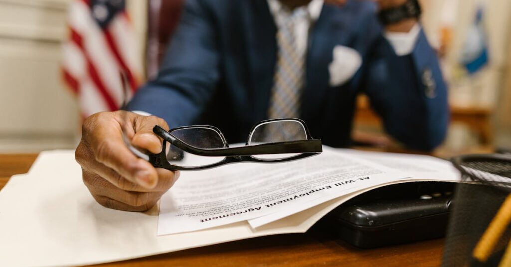 広告導入時の注意点と審査対策を説明する図：ポリシー・信頼性・禁止事項