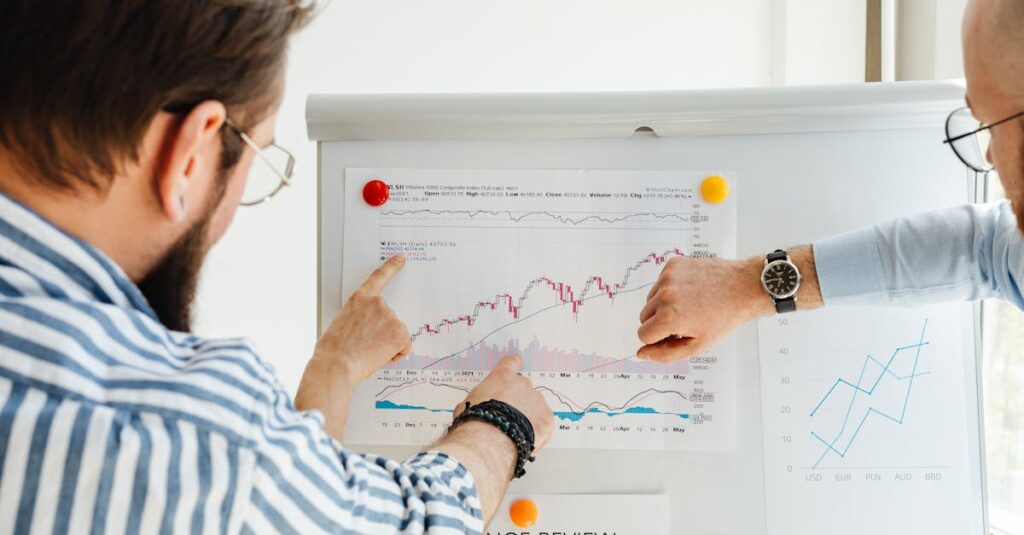 Googleアナリティクスのダッシュボードを見ながらブログ改善点を分析しているブロガー。