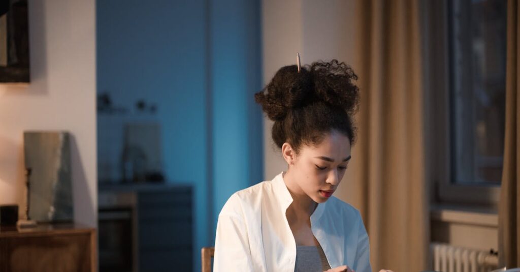 ChatGPTを使ってライティング副業で月10万円を達成した人物の成功事例を描いたイメージ。