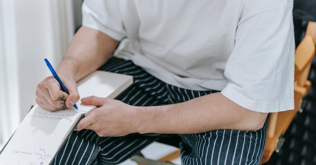 noteでファンを惹きつけるテーマ設定や記事アイデアを考える様子を表すイメージ。