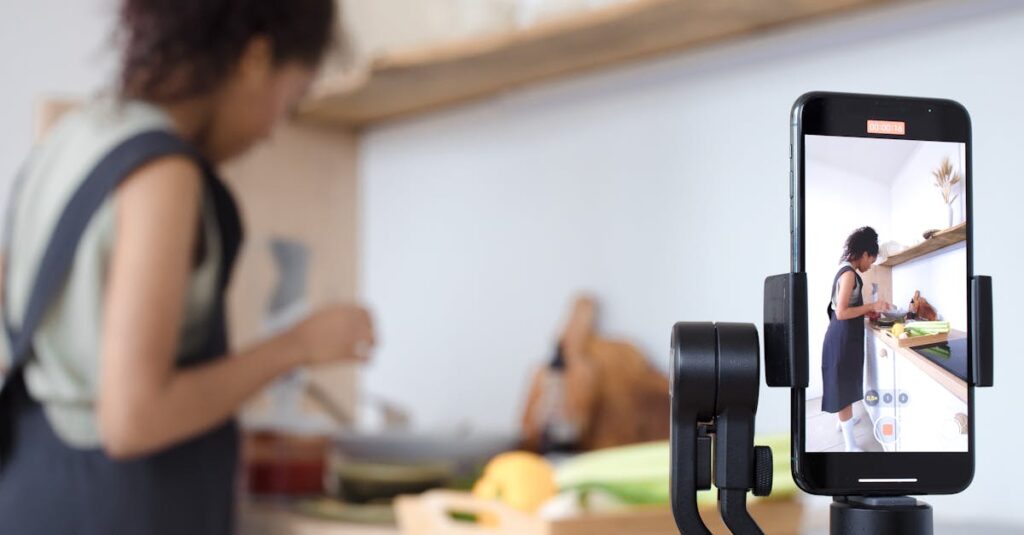 ブログ記事の構成を考えるブロガーがノートにキーワードと目的を書き出している様子。