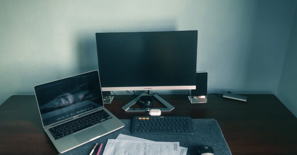集中してブログを書くために整ったデスクとノートパソコンの作業環境