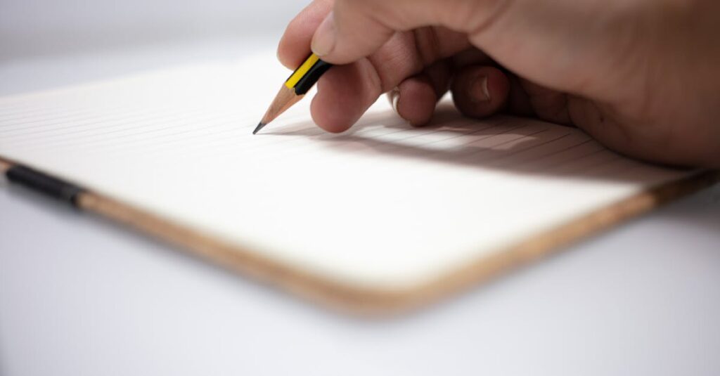 テンプレートを活かして自分らしいブログ記事を続けて書く初心者ブロガーのイメージ