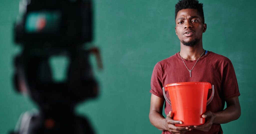 ブログ記事に図解やグラフィックを追加しているブロガー。パソコン画面にCanvaで作成した画像が表示されている。