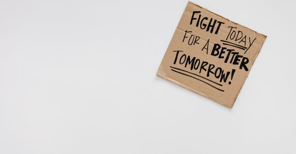 ブログ記事を書く目的をホワイトボードに書き出すブロガー。ターゲットとゴールが明示されている。