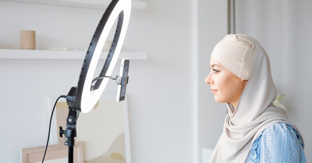 AIを活用したブログの始め方5ステップを図解するイメージ。環境設定、テーマ選定、記事作成、SEO最適化、公開までの流れが表現されている。