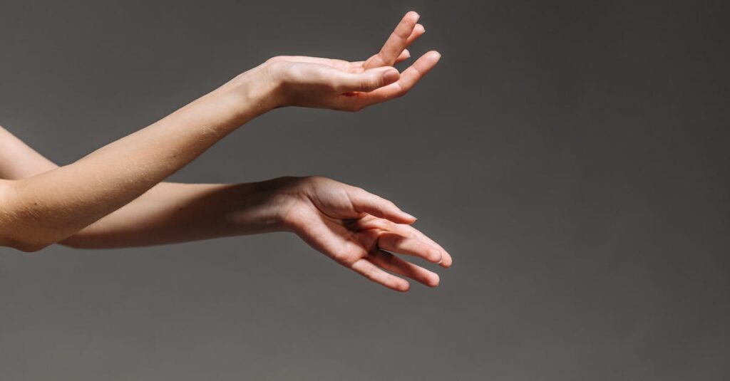 データ分析と感情理解のバランスを図解。左に数値分析、右に読者心理を配置したイメージ。