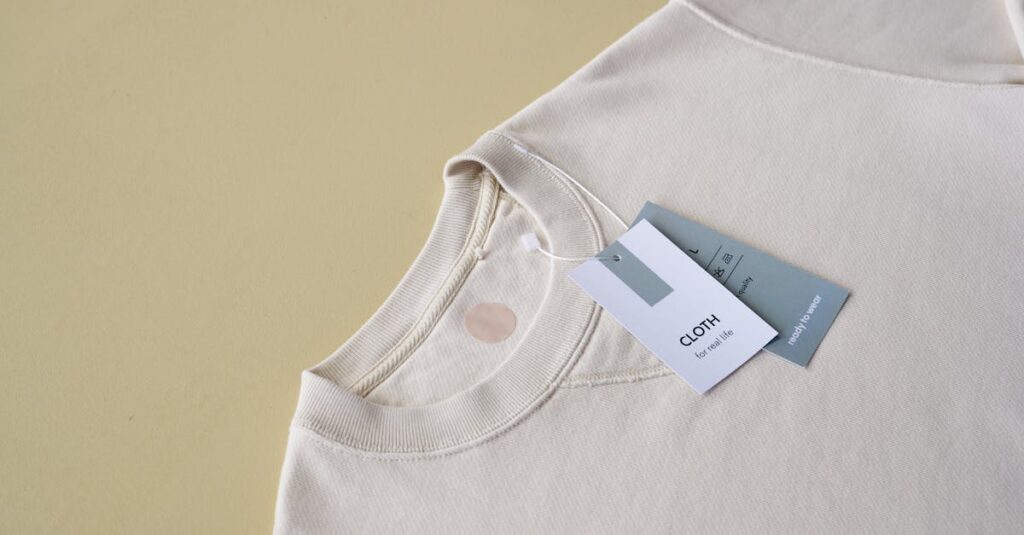 AIを使ってTシャツや雑貨デザインを制作し、オンライン販売する副業の様子。