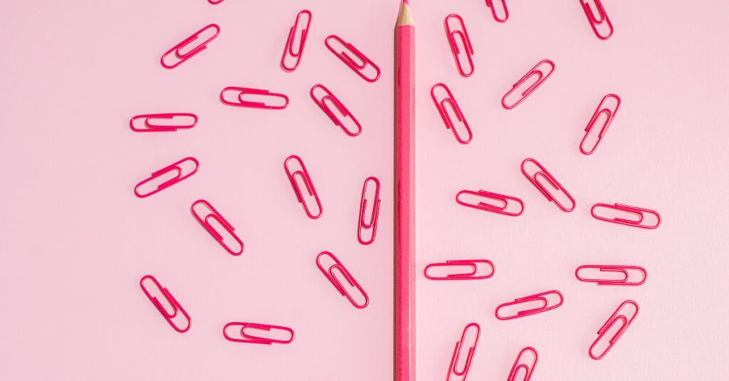 ブログ記事を量より質で改善しているブロガーの様子。チェックリストで内容を精査しているイメージ。