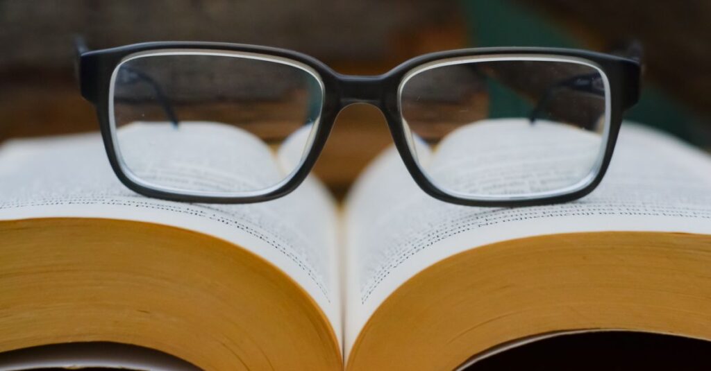 読者の立場に立って記事を書くブロガー。画面に「読者の悩み」と書かれたメモが貼られている。
