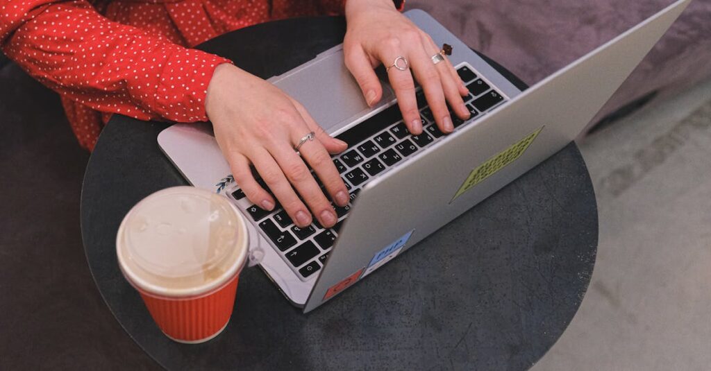 ブログ執筆で完璧主義を手放し、行動重視で更新を続ける姿を象徴するイメージ。改善を繰り返して成長するブロガーのビジュアル。